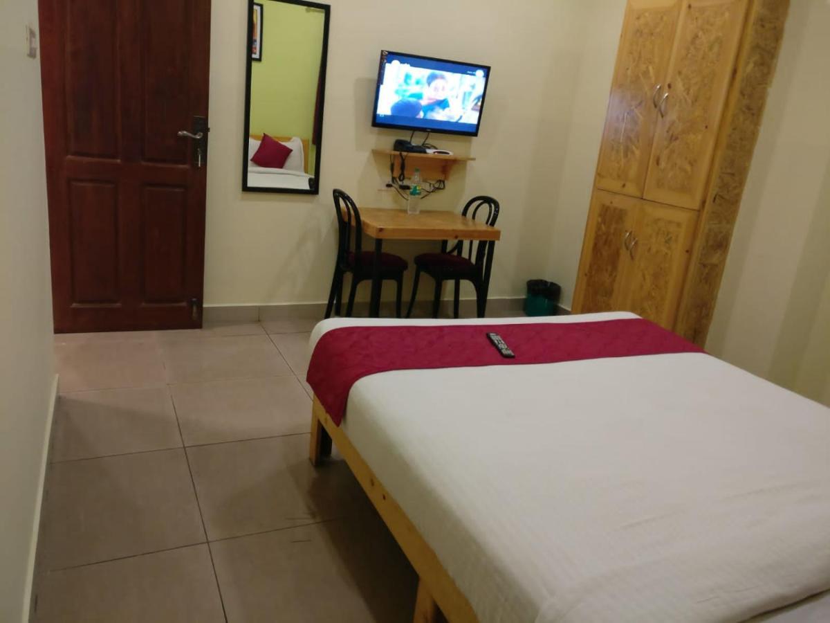 Chaplin Hotel Pondicherry Bagian luar foto